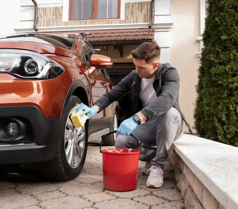 Lavage auto à domicile Cayeux-sur-Mer : professionnel intervenant sur un véhicule